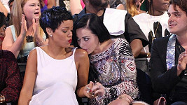 Katy Perry políbila Rihannu na rameno.