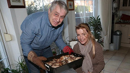 Iveta Bartošová a Josef Rychtář s pekáčem, který by dietologové nepochválili.