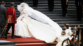 Nejslavnější svatební šaty všech dob se dostaly do opatrovnictví princezniných synů.