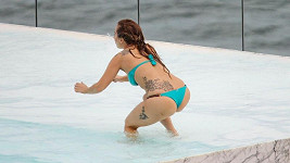 Lady Gaga si užívala u bazénu.