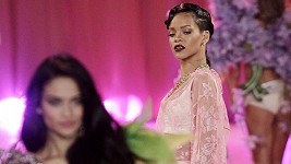 Rihanna v sobě obdiv k ženskému tělu neskrývala.