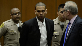 Chris Brown odchází od losangeleského soudu.