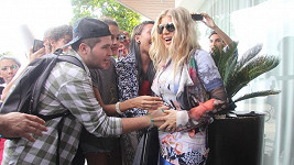 Fergie navštívila brazilskou favelu Cantagalo a tamní mladistvé. 