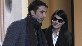 Gigi Buffon a jeho přítelkyně Ilaria si odnášejí z porodnice syna. 