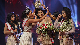 Okamžik, kdy Caroline Jurie (druhá zleva) stahuje vítězce Mrs. Srí Lanka korunku z hlavy