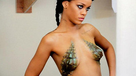 Rihanna během natáčení klipu k novému singlu Where Have You Been?
