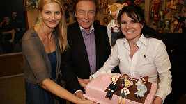 Ivana a Karel Gottovi s Markétou Krajčovičovou a narozeninovým dortem.
