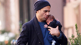 Maličkého Rocca vzal herec na procházku po New Yorku. 