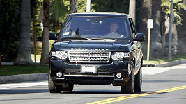 Bruce Willis odjíždí od domu Demi Moore v Los Angeles.