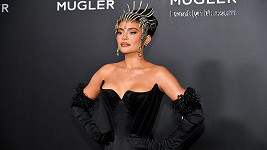 Kylie Jenner jako hlavní hvězda slavnostního otevření výstavy Thierry Mugler: Couturissime v New Yorku.