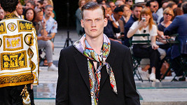 Kristian Černík předváděl poslední pánskou kolekci Versace.
