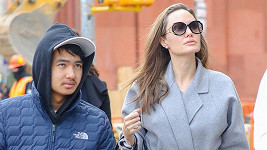 Angelina Jolie pomáhá Maddoxovi s výběrem školy. 