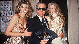 Karl Lagerfeld prožil život v obležení krásných žen. Na snímku se Cindy Crawford a Claudií Schiffer (zleva)