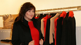 Ilona Csáková si v obchodě s módou vyzkoušela hned několik modelů.
