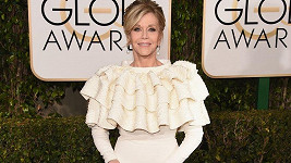 Jane Fonda v šatech, jimiž maskovala obvazy po prodělané mastektomii.