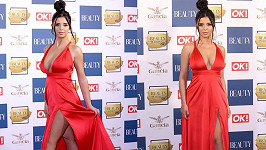 V Londýně byla Demi Rose k nepřehlédnutí v nádherných červených šatech s hlubokým dekoltem a dlouhým rozparkem.