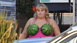 Rebel Wilson a její melounová podprsenka.