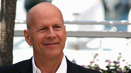 Na Bruce Willise si brousí drápky maďarské prostitutky.