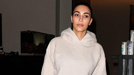 Kim Kardashian vyrazila do ulic bez make-upu. 