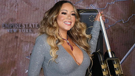 Mariah Carey na oslavě zaujala především hlubokým výstřihem. 