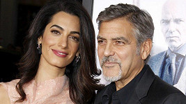 George Clooney a jeho manželka Amal se stali rodiči dvojčátek.