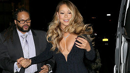 Mariah Carey s bodyguardem. Ten z výstřihu tak nadšen nebyl...