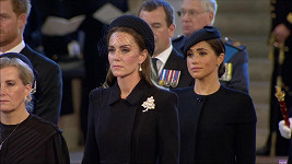 Princezna z Walesu a vévodkyně ze Sussexu vzdaly tichý hold královně. 