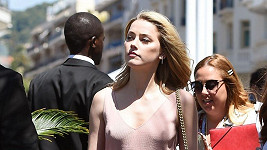 Amber Heard na promenádě v Cannes