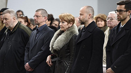 Daniela Kolářová byla obklopena syny Šimonem a Matějem.