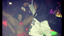 Rihanna platí rozdivočelým striptérkám.