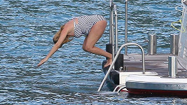 Uma Thurman skáče do moře šipky i s těhotenským bříškem.
