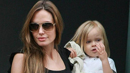 Angelina Jolie nese malou Vivienne, za ruku drží Zaharu.