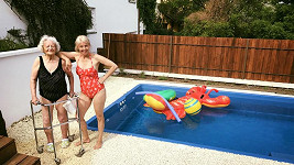 Babička a maminka Agáty Prachařové zapózovaly u bazénu.