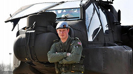 Princ Harry s helikoptérou Apache.