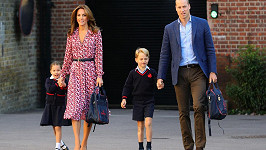 Kate a William s princeznou Charlotte a princem Georgem na cestě do školy
