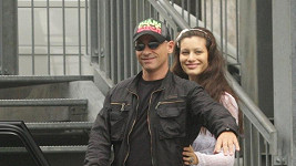 Šťastný Eros Ramazzotti s přítelkyní a dcerou opouští nemocnici.