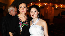 Martha Issová s maminkou Lenkou Termerovou.
