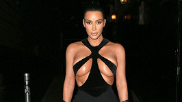 Kim Kardashian vyrazila v odvážných šatech. 