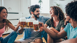 Statistika: Víte, kolik procent Čechů pije alkohol doma?