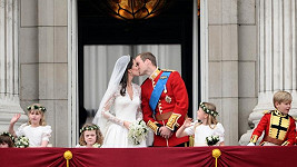 Sladký novomanželský polibek Kate a Williama.