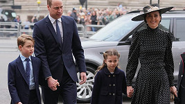 William a Kate s dětmi Georgem a Charlotte cestou na mši za zesnulého prince Philipa