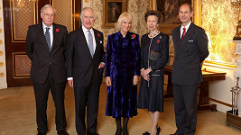 Zleva: Vévoda z Gloucesteru, král Karel III., královna manželka, princezna Anne a princ Edward