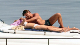 Scarlett Johansson a její bodyguard se plavili podél sicilského pobřeží.