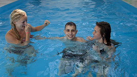 Zuzana Podkonická, Pavel Duda a Octavia McKenzie řádili v bazénu.