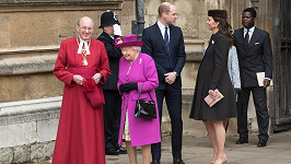 Těhotná Kate, princ William a královna Alžběta na tradiční velikonoční bohoslužbě v kapli svatého Jiří.