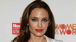 Okouzlující Angelina Jolie.