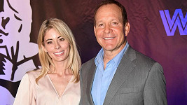 Steve Guttenberg s manželkou Emily Smith