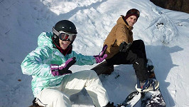 Kamila s přítelem na snowboardu.