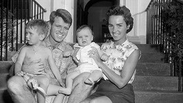 Bobby s manželkou Ethel a dvěma z 11 svých potomků.