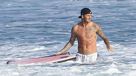 David Beckham si o víkendu užil surfování v Malibu.